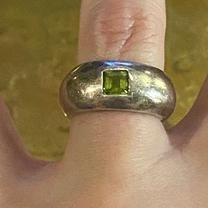 Silver Band w/Peridot Gem - Ring